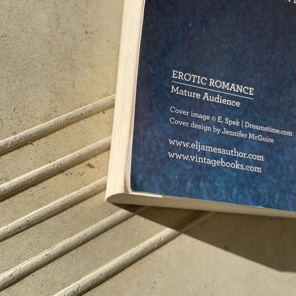 4 for $20 - Paperback book - fifty shades darker by EL James - Picture 8 of 8